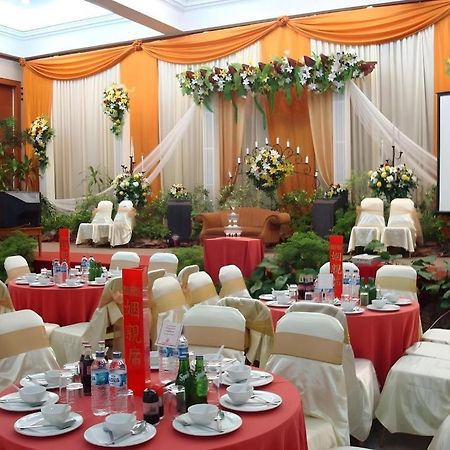 Makassar Golden Hotel Exterior photo