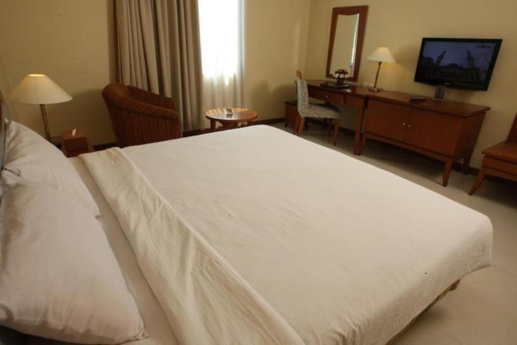 Makassar Golden Hotel Exterior photo