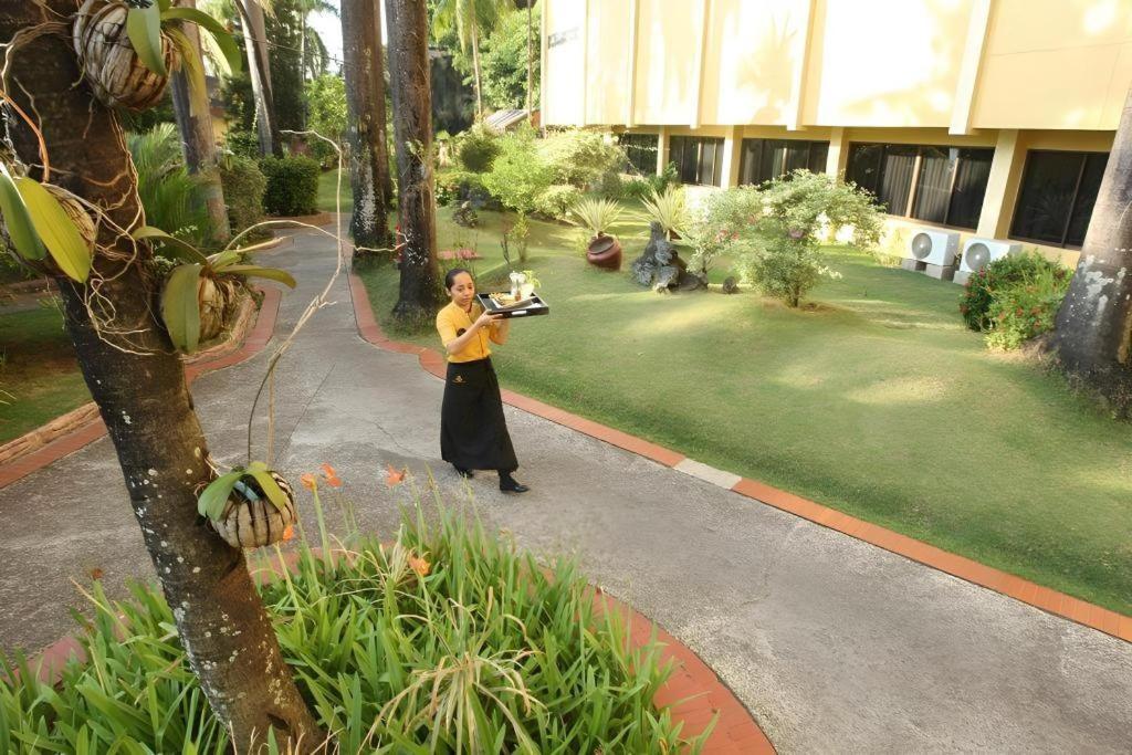 Makassar Golden Hotel Exterior photo