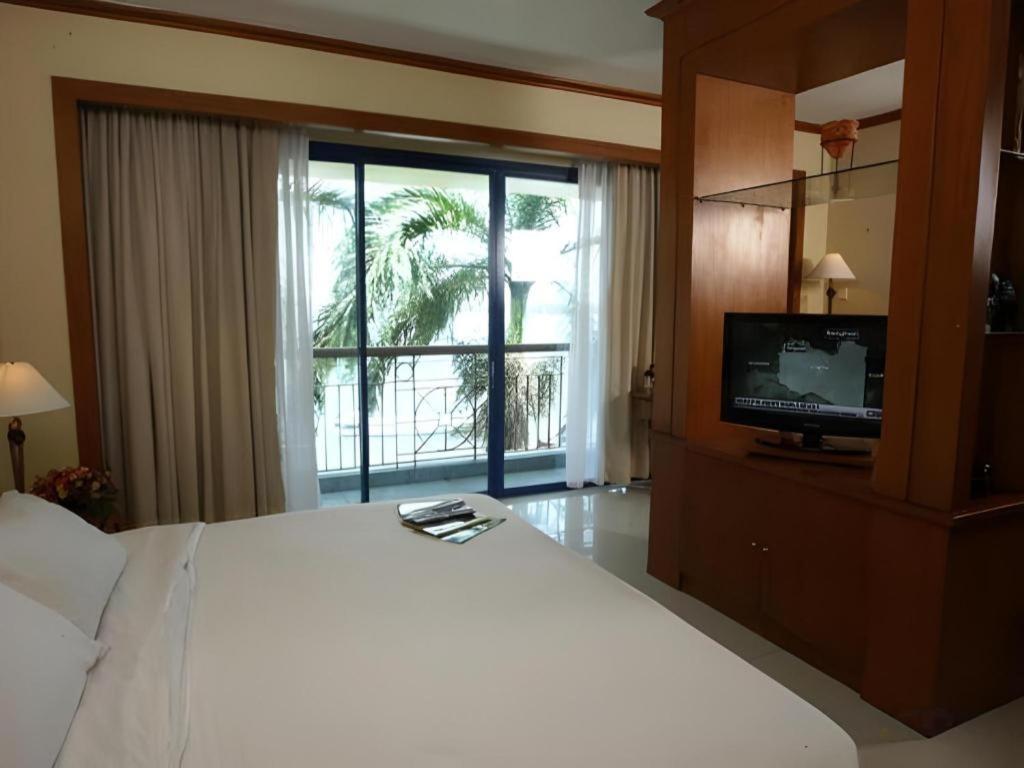 Makassar Golden Hotel Exterior photo